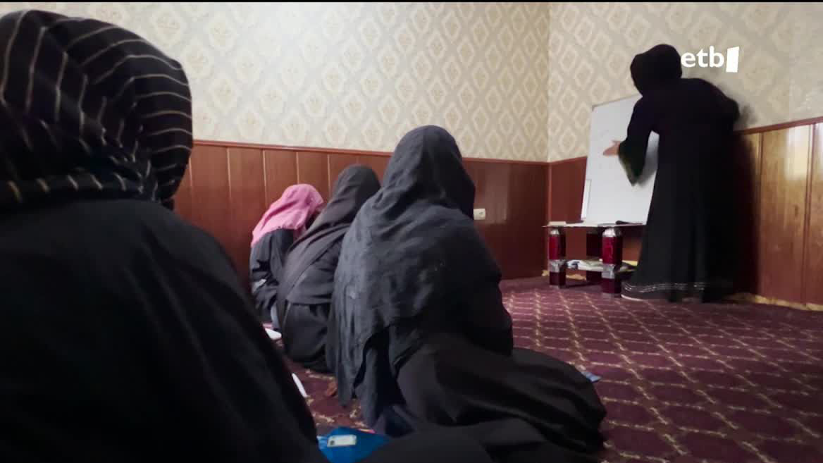 Urtebete da eskolak itxi zituztela neskentzat, talibanak agintera itzulita. Ordutik, neskek ez dute ikasteko eskubiderik, baina isilpeko eskolak antolatu dituzte, etxe partikularretan.