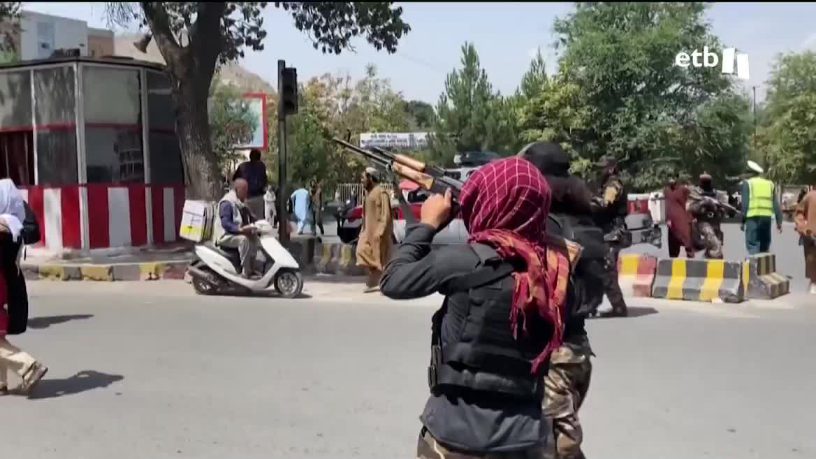 Habían salido a reivindicar trabajo, educación y libertad, cuando los talibanes han querido disolver su manifestación a tiros.