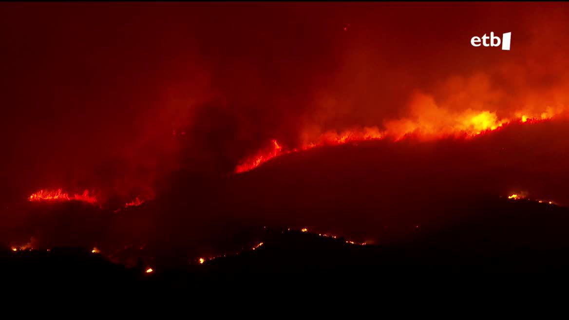 300 suhiltzaile dabiltza lanean, sua itzali nahian, baina egoera kritikoa da. Iragarpena ez da ona: haize zakarra dabil, eta gainera aldakorra da. 50 kilometroko perimetroa ezarri dute.