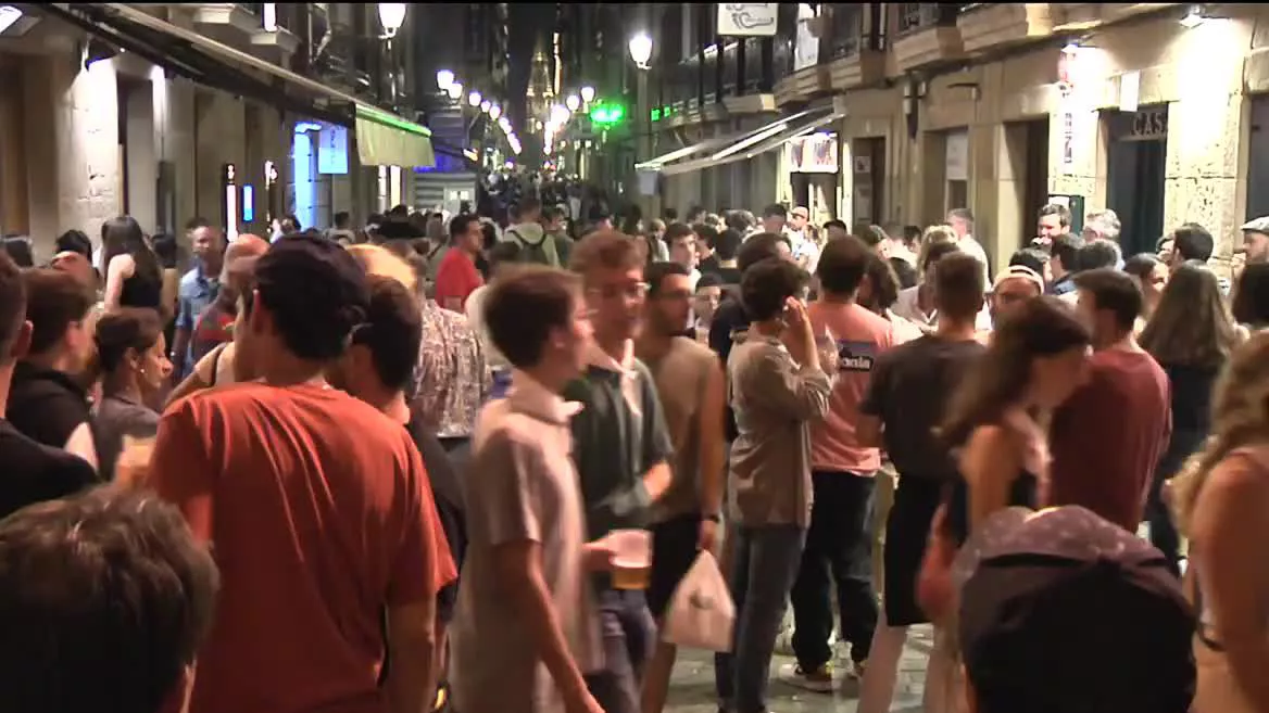 Jende andana bildu da gau eta egunez Gipuzkoako hiriburuan festen aurreneko egunotan. Besteak beste, su artifizialen magiaz eta Izaroren musika-emanaldiaz gozatzeko aukera izan dute, gogotsu eta irrikatsu.