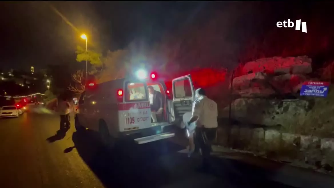 De madrugada, un hombre ha tiroteado a los fieles que viajaban en un autobús. Ocho han resultado heridos, de los cuales tres se encuentran hospitalizados en estado grave. Israel califica de ataque terrorista lo ocurrido, mientras que Hamás afirma que no es más que la respuesta a los crímenes que Isr