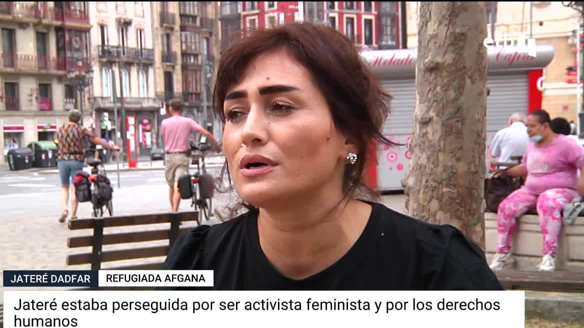 Estaba en el punto de mira de los talibanes por ser activista feminista y por los derechos humanos. Considera peligroso regresar mientras su país siga siendo la casa de los terroristas. Hablamos con ella en Bilbao, donde reside actualmente.