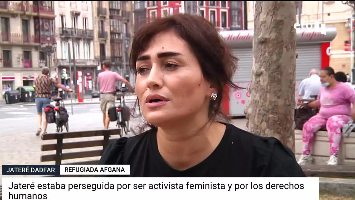 Estaba en el punto de mira de los talibanes por ser activista feminista y por los derechos humanos. Considera peligroso regresar mientras su país siga siendo la casa de los terroristas. Hablamos con ella en Bilbao, donde reside actualmente.