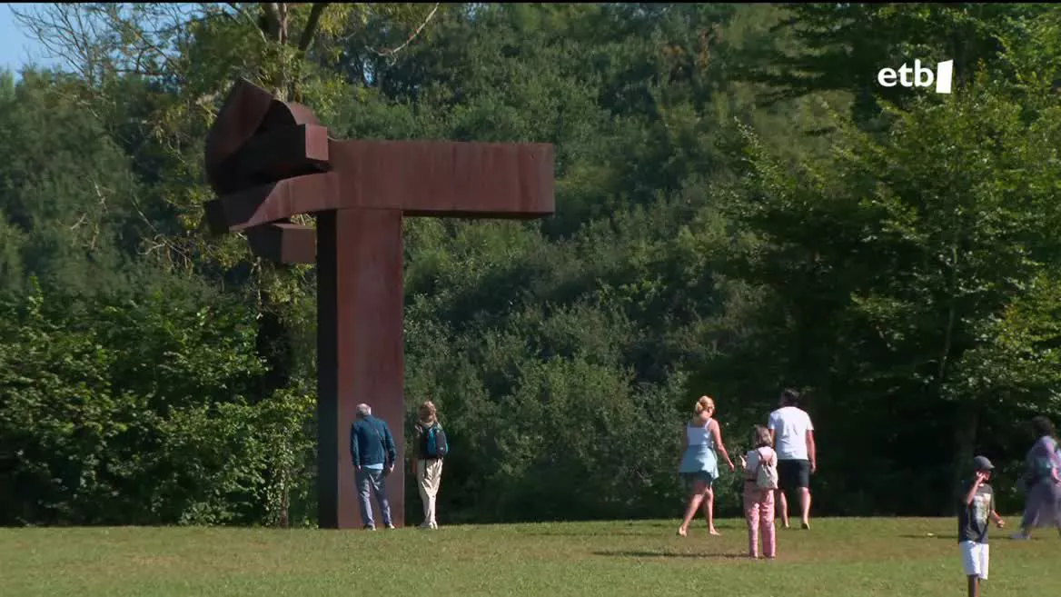 Gaur betetzen dira 20 urte Eduardo Chillida, mundu osoan miresten den eskultorea eta dudarik gabe euskal artistarik handienetakoa hil zela. Chillida hil baino bi urte lehenago, 2000. urtean, ireki zen Chillida Leku, artistaren ondare eta izpirituaren gordelekua.