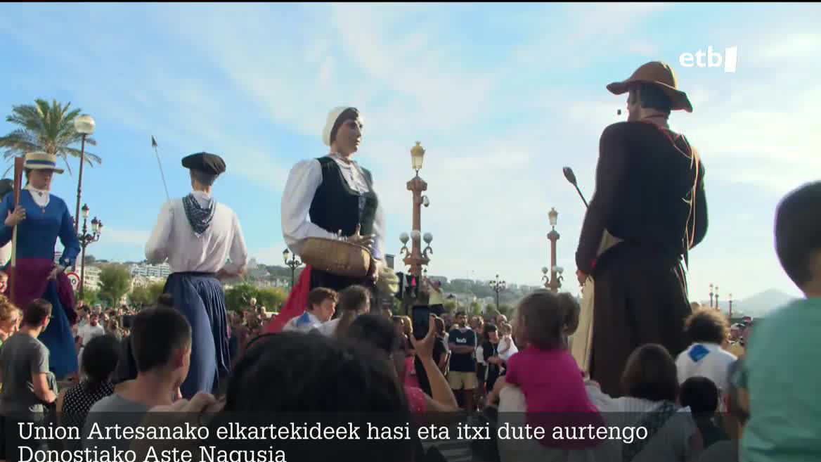 Union Artesanako elkartekideek eman zioten hasiera festari, duela astebete, eta beraiek emango diote amaiera, gauean.
