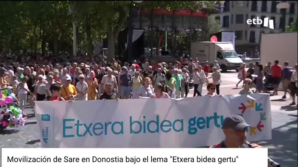 La Red Ciudadana ha llevado a cabo una marcha, en la capital guipuzcoana, en la que han participado cientos de personas.
