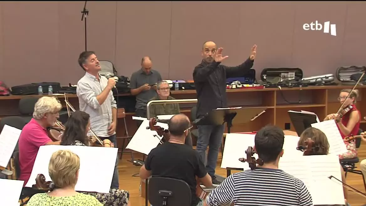 El cantautor zornoztarra y la BOS se han juntado para celebrar sus respectivos aniversarios. La unión recopila 14 de los 140 temas de Urdangarin adaptados para orquesta, incluyendo además una nueva canción escrita para la ocasión por Kirmen Uribe, que se presentará por primera vez en Abandoibarra.