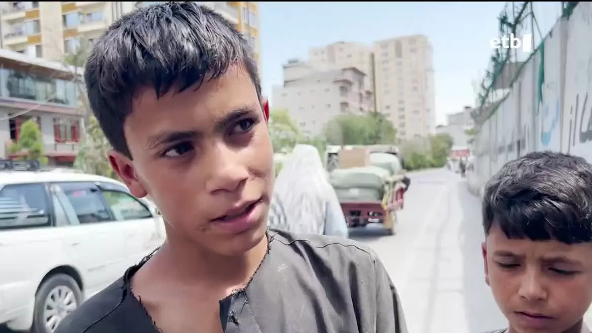 Munduko herrialderik gazteenetako bat da Afganistan, baina haurtzaroa ez da batere erraza. Kaleko haurrei laguntzen dien eskola batean izan gara, eta haien gela hutsik topatu dugu.