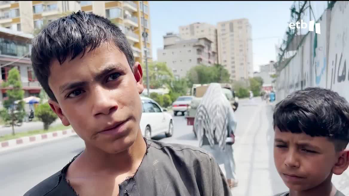 Afganistán es uno de los países mas jóvenes del mundo, pero la infancia no es nada sencilla. Hoy hemos hecho una ha visita una escuela destinada a los niños de la calle, y la hemos encontrado vacía.