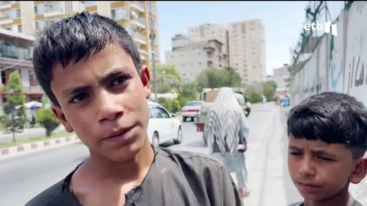 Afganistán es uno de los países mas jóvenes del mundo, pero la infancia no es nada sencilla. Hoy hemos hecho una ha visita una escuela destinada a los niños de la calle, y la hemos encontrado vacía.