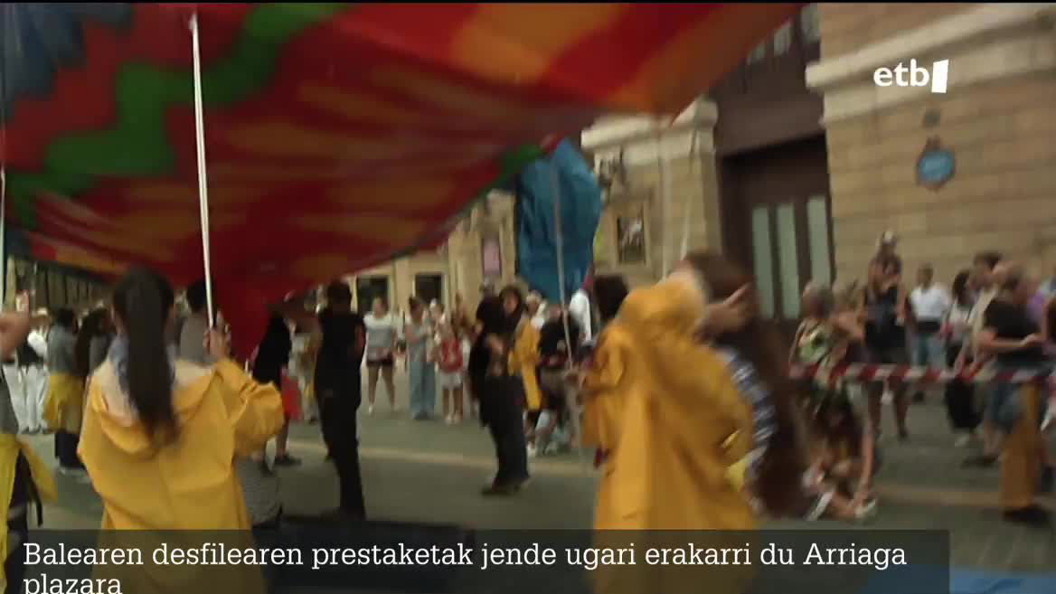 Igande honetan, beti gertatzen denez, hainbat lagunek ikusi dute nola puzten dituzten Desfileko puzgarriak. Milaka pertsona izan dira, gerora, Baly balea eta lagunak ikusten.