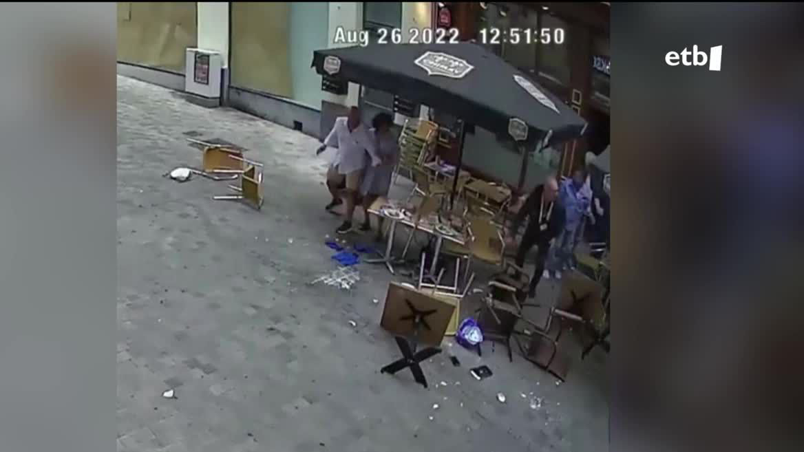 Belgikako autoritateek pertsona bat atxilotu dute ostiral honetan Amberesen, Bruselako erdiguneko terraza bat furgonetarekin jo duelako susmoan. Bruselako Fiskaltzak prentsaurreko batean adierazi duenez, sei pertsona zauritu ditu eta ihesari eman dio jarraian.