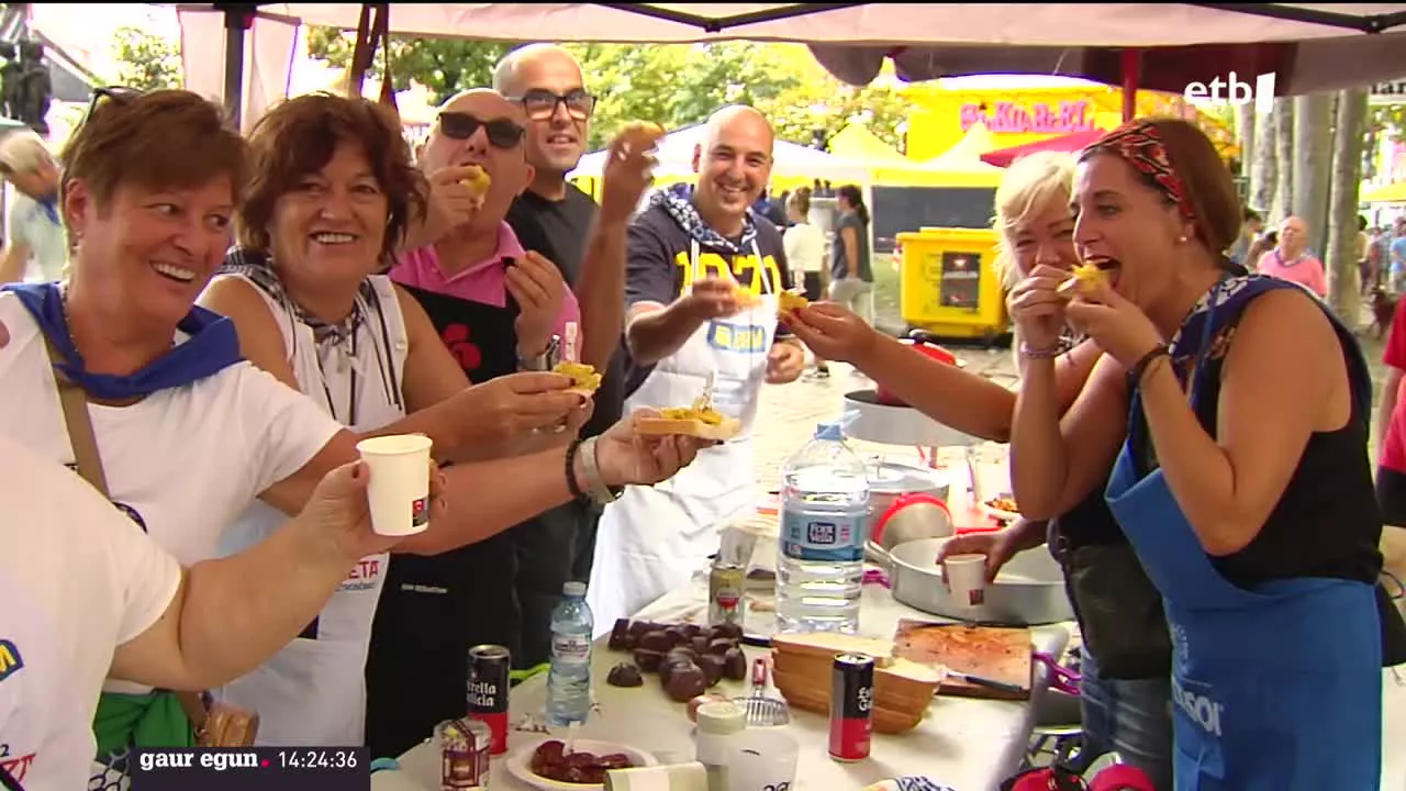 Goizean, erraldoiak eta buruhandiak izan dira gaur ere etxeko txikien festa. Jardueraz betetako bi egun dituzte aurretik eta tripa ondo betetzea komeni. Gaurkoan, marmitako lehiaketa izan da Areatzan.
