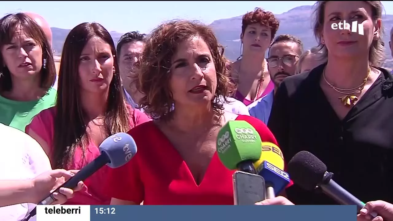 La vicesecretaria general del PSOE y ministra de Hacienda y Función Pública, María Jesús Montero, ha reprochado este sábado al líder del PP, Alberto Núñez Feijóo, que no “arrime el hombro cuando España más lo necesita" y le ha emplazado a que diga qué intereses defiende.
