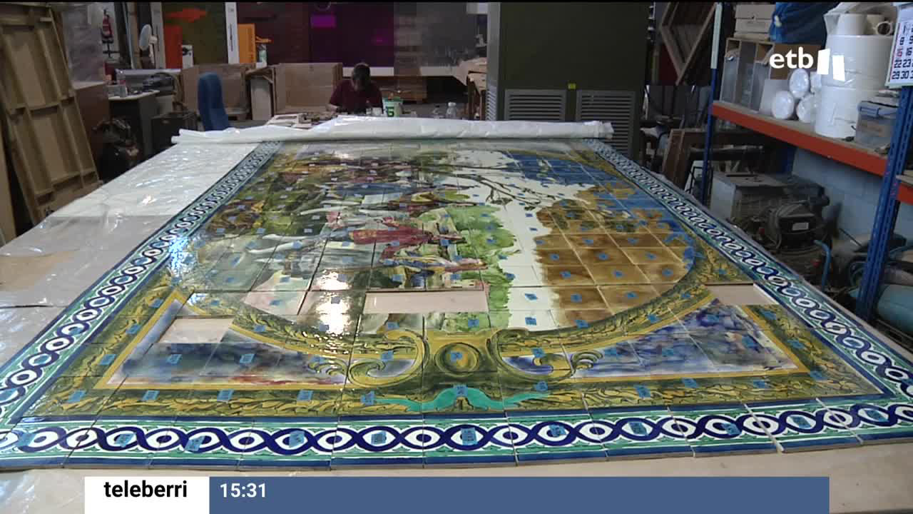 Aunque muchas veces pasan desapercibidos, en algunos edificios de viviendas de ciudades y pueblos se pueden encontrar auténticas obras de arte. Estos azulejos han permenecido un siglo en el portal de una casa de Bilbao y ahora están siendo reformados en una planta especializada.