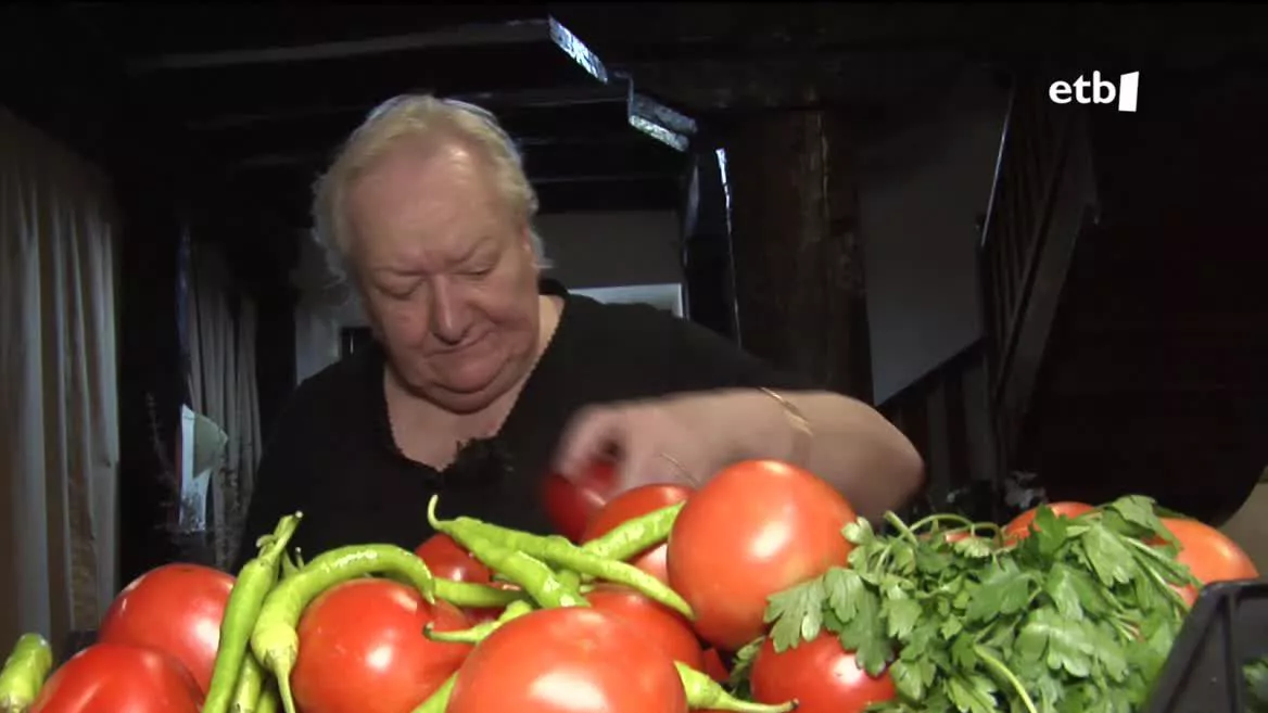 Tomaterik itsusiena aukeratzeko lehiaketa ezaguna egingo dute igande honetan Tuteran, eta antolatzaileek lehiaketaren 15. edizio hau aprobetxatu nahi izan dute emakume sukaldariei omenaldia egiteko. Hala, hainbeste orduz suaren aurrean tradizioz sukaldatzen ibilitako emakumeei aitortza egingo diete.