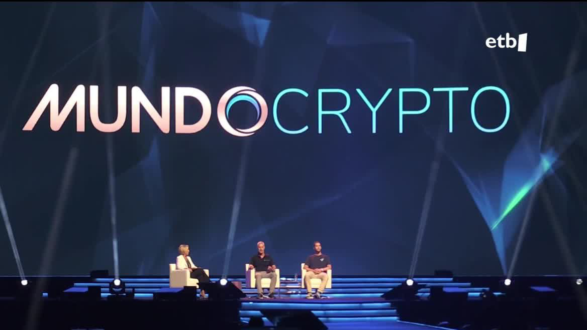 Polemika askoren ondoren, MundoCrypto enpresak antolatutako ekitaldiari ekin diote Madrilen, larunbat arratsaldeko 17:00etan. Milaka lagun ari dira topaketan parte hartzen.