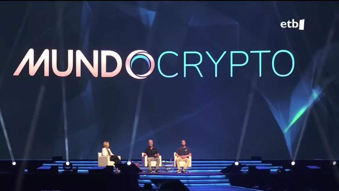 Polemika askoren ondoren, MundoCrypto enpresak antolatutako ekitaldiari ekin diote Madrilen, larunbat arratsaldeko 17:00etan. Milaka lagun ari dira topaketan parte hartzen.