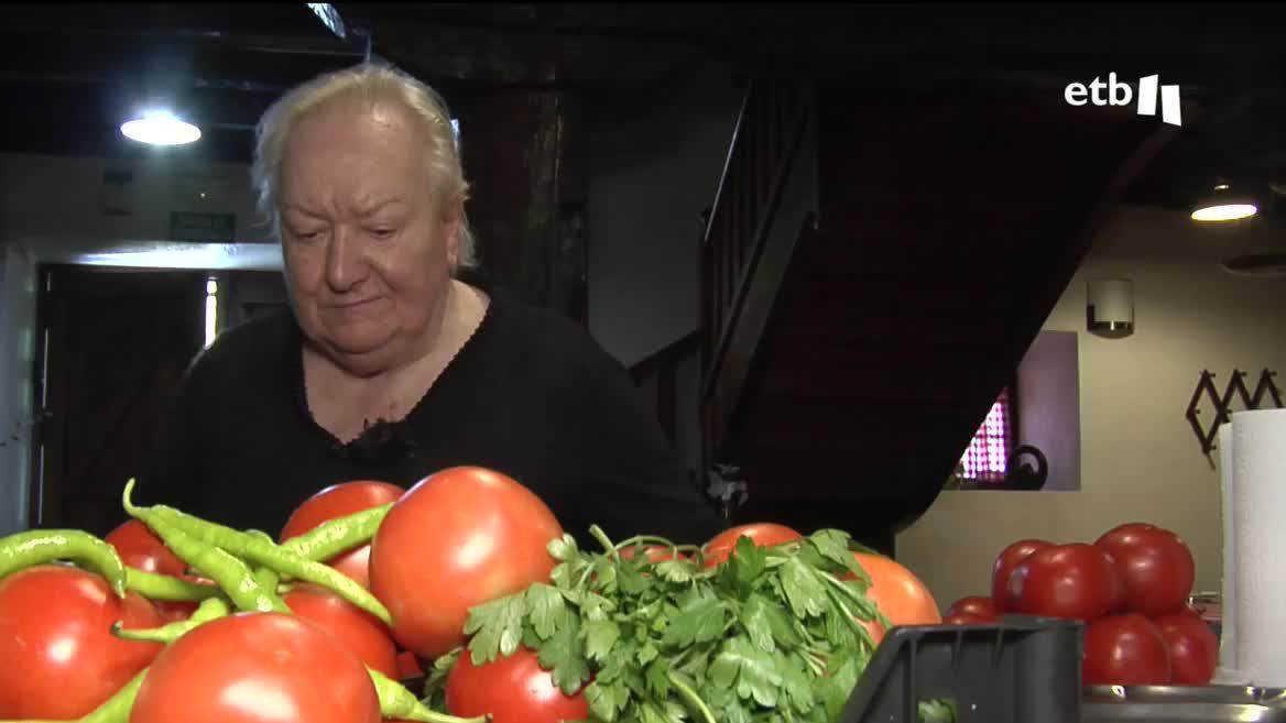 Este domingo tendrá lugar el ya afamado concurso del tomate feo de Tudela. En el marco de ese concurso, la organización ha querido hacer este año un homenaje a las guisanderas, aquellas mujeres que han cocinado y transmitido esos guisos, esa cocina tradicional.