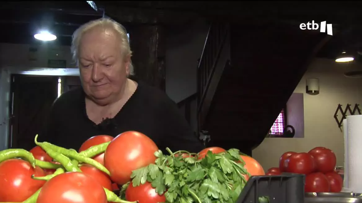 Este domingo tendrá lugar el ya afamado concurso del tomate feo de Tudela. En el marco de ese concurso, la organización ha querido hacer este año un homenaje a las guisanderas, aquellas mujeres que han cocinado y transmitido esos guisos, esa cocina tradicional.