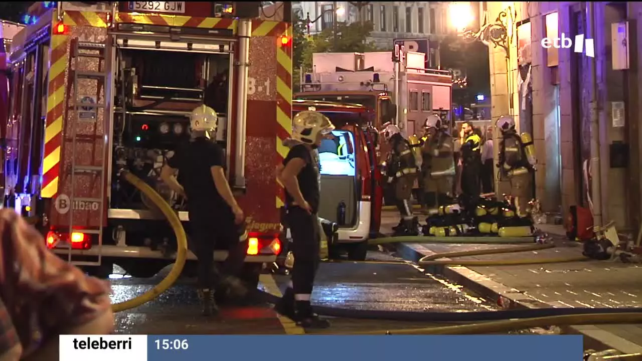 Cuatro txosnas y tres viviendas han sido desalojadas tras desatarse el fuego en el tejado de una de las viviendas, durante la última noche de la Aste Nagusia.