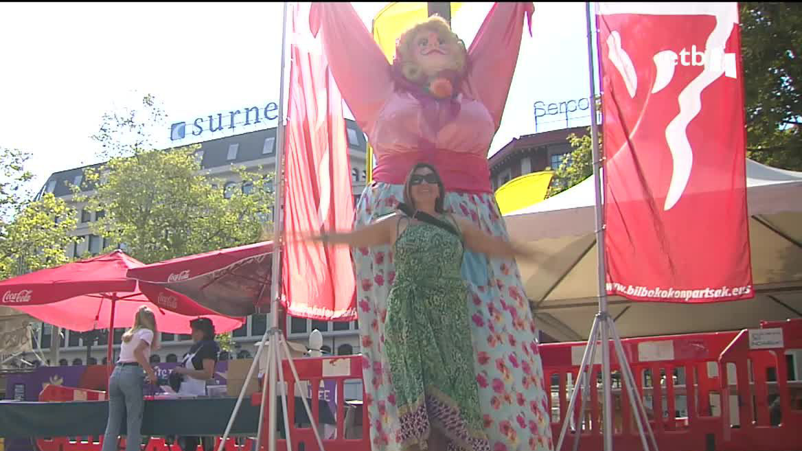 La Aste Nagusia nos ha dejado infinidad de momentos estos días. Hoy por hoy, aún hay gente sin ganas de volver a casa, y junto con quienes aprovecharán las fiestas hasta el último momento, ha llegado la hora de despedir a Marijaia hasta el año siguiente.