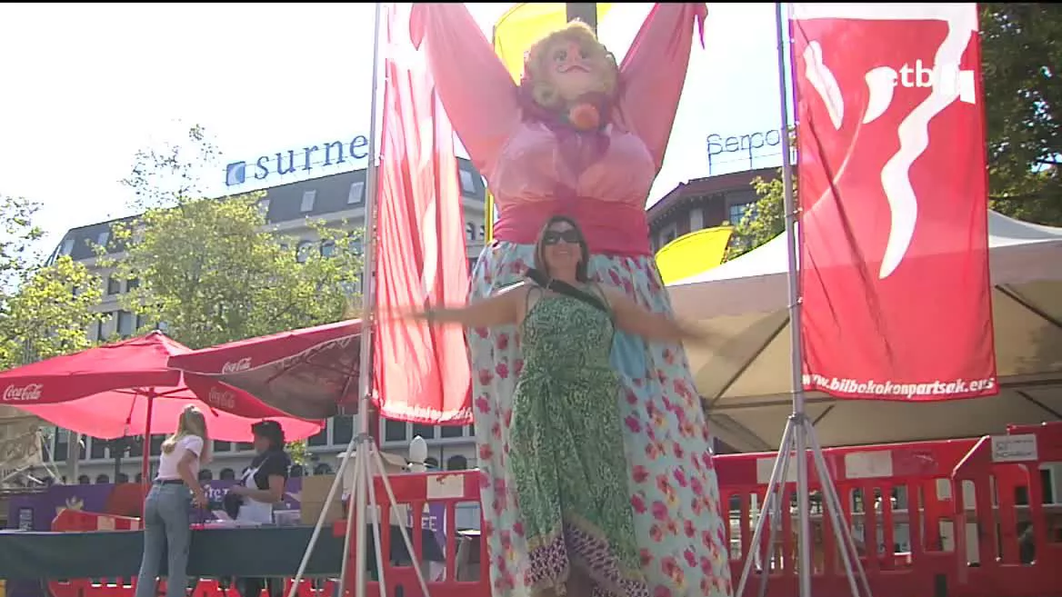 La Aste Nagusia nos ha dejado infinidad de momentos estos días. Hoy por hoy, aún hay gente sin ganas de volver a casa, y junto con quienes aprovecharán las fiestas hasta el último momento, ha llegado la hora de despedir a Marijaia hasta el año siguiente.