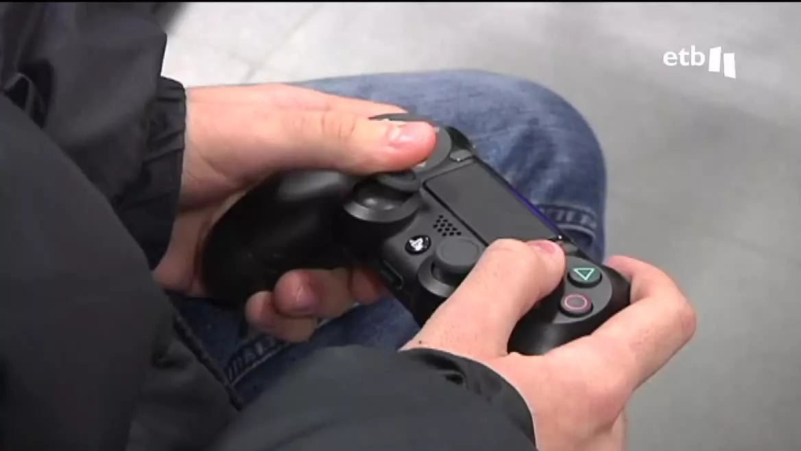 Un joven juega a un videojuego. Imagen obtenida de un vídeo de EITB Media