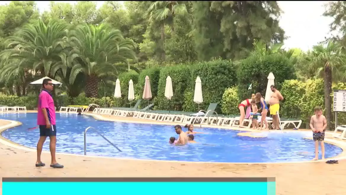 Errusiaren eta Ukrainaren arteko gerrak ondorioak utzi ditu turismoan. Aurten errusiarren presentzia apenas nabaritu da Mediterraneoan; gerraren aurretik, ordea, turista guztien %13 ziren. Kaptazio kanpainak egin behar izan dituzte bisitari berriak erakartzeko.