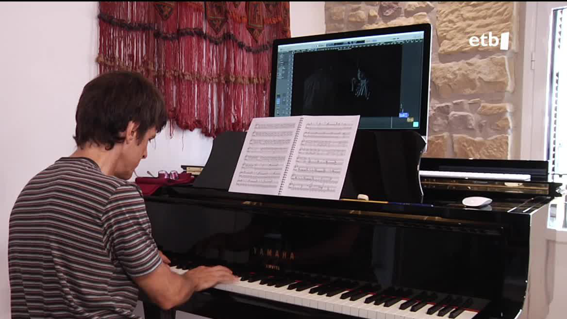 Film zahar eta moderno berriztatuen leiho honek, Zinemaldiko sailik berrienak alegia, lau urte egingo ditu Klasikoak izenpean. Aurten, 1929ko film frantziar mutuaren emanaldia Joserra Senperenak lagunduko du pianoz, zuzen-zuzenean, eta ateak zabaldu dizkigu obra nola sortu duen erakusteko.
