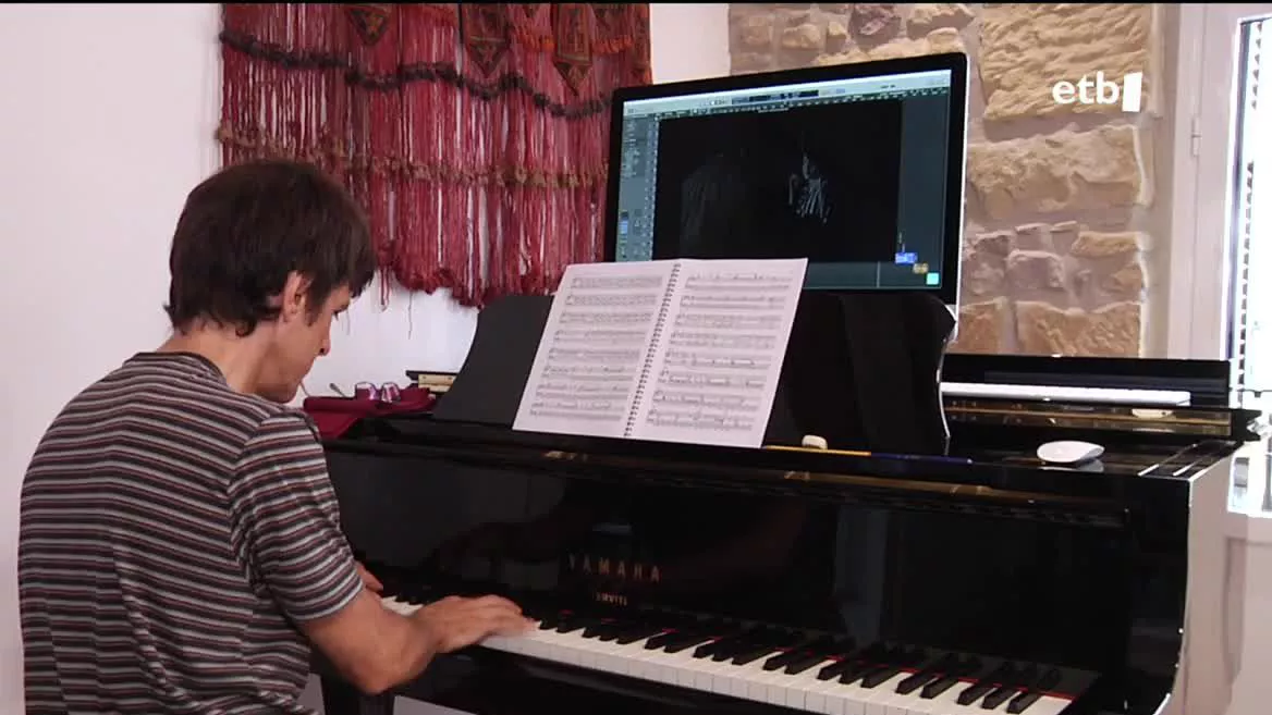Film zahar eta moderno berriztatuen leiho honek, Zinemaldiko sailik berrienak alegia, lau urte egingo ditu Klasikoak izenpean. Aurten, 1929ko film frantziar mutuaren emanaldia Joserra Senperenak lagunduko du pianoz, zuzen-zuzenean, eta ateak zabaldu dizkigu obra nola sortu duen erakusteko.