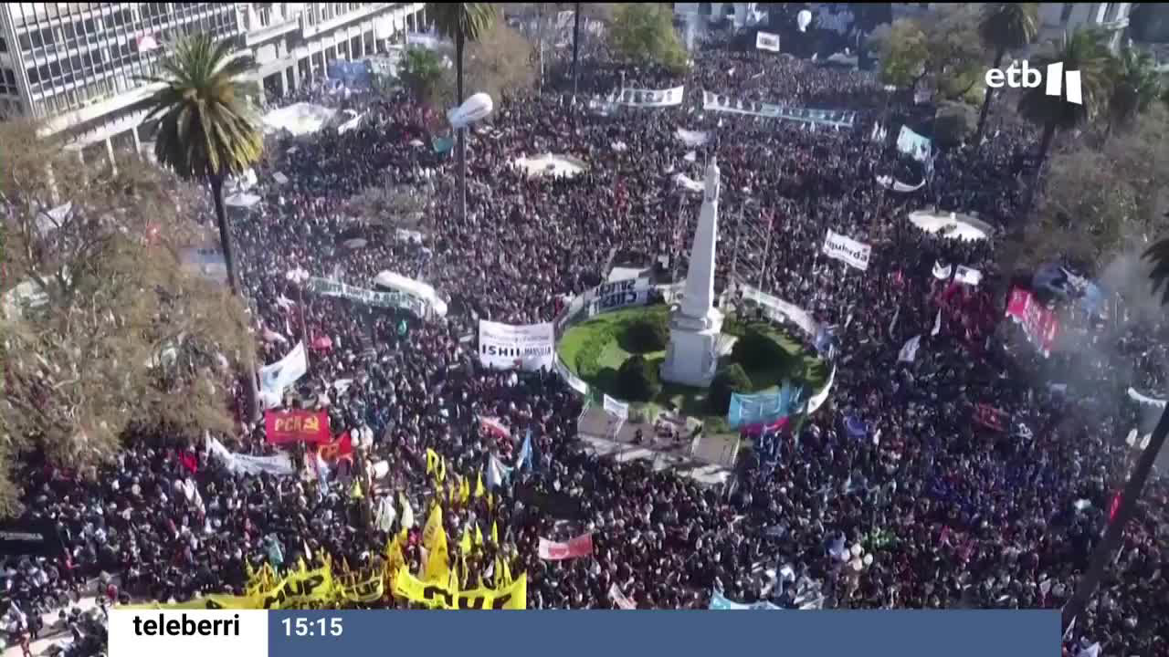 Cristina Fernández de Kirchner ha asegurado ante la jueza que no se percató de lo sucedido hasta que llegó a casa, en contra de lo que podía parecer en un primer momento porque se agacha en el momento del fallido disparo.