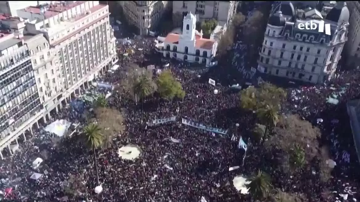 Marchas en apoyo a Cristina Fernandez de Kirchner, el mismo día que ha declarado ante el juez no haberse percatado de lo sucedido hasta que llegó a su casa. Mientras la investigación sigue su curso, el Parlamento se ha reunido en una sesión especial para condenar el atentado fallido.