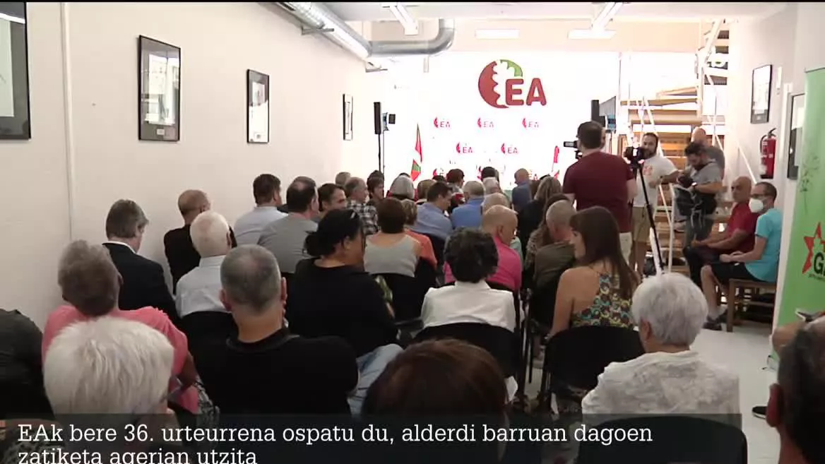 Ospakizunak Gasteizen egin dituzte, zatituta, alderdia jaio zen hirian. Sektore ofizialetik, Garaikoetxea lehendakaria kritikatu dute, gaur estreinatu duten egoitza berrian egin duten ekitaldira ez joateagatik. Sektore kritikotik, berriz, alderdiaren motorra beraiek direla azpimarratu dute.