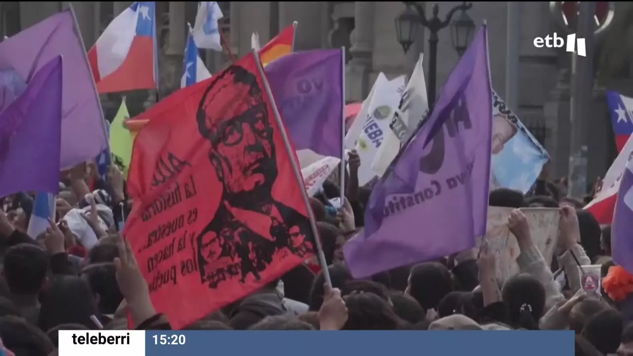 La igualdad de género, los derechos sociales, los cuidados o los derechos de los pueblos son algunas de las cuestiones que estarían protegidas constitucionalmente. No obstante, el país está dividido ante la votación, por lo que serán los indecisos quienes inclinen finalmente la balanza.