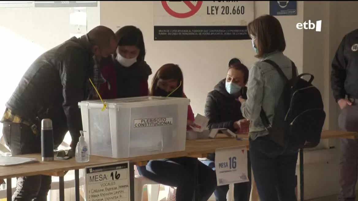 Txilen, konstituzio berria onartu ala ez erabaki behar dute 15 milioi herritarrek; egungoa Pinocheten garaitik dago indarrean. Berria onartuko balitz, egun historikoa litzateke herrialdearentzat, hainbat esparrutan oso aurrerakoia bailitzateke.