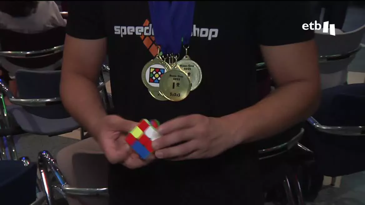 Del Estado español y de varios países europeos han venido numerosos jóvenes a participar en el evento. Hay muchas categorías, pero en todas, gana el que resuelve el cubo más rápido.