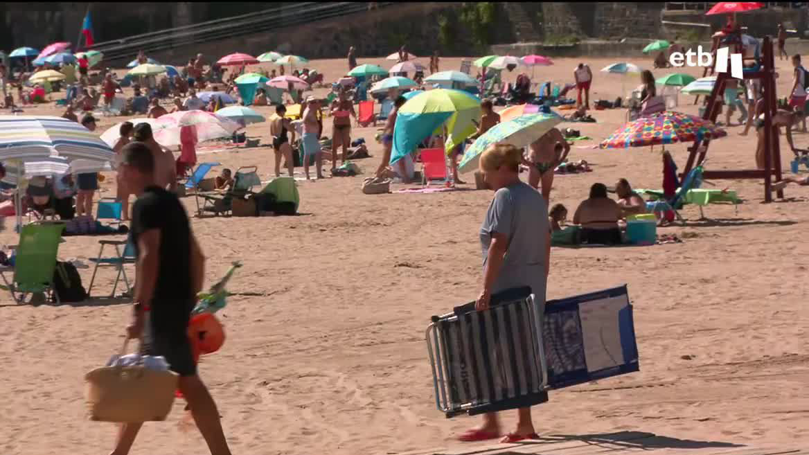 Este martes será festivo en Euskadi, lo que nos deja el primer puente del nuevo curso. Muchos han regresado hoy al trabajo, mientras que otros han decidido alargar las vacaciones.