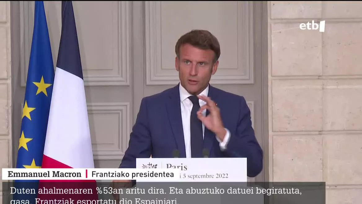 Macronek esan du gasbideak ez lituzkeela Europak dituen horniketa arazoak konponduko, eta etorkizuneko helburuei begira, ez dela jasangarria. Gainera, gogorarazi du badirela honezkero bi gasbide muga zeharkatzen dutenak, Euskal Herrian biak ala biak, eta euren ahalmenaren azpitik ari direla.