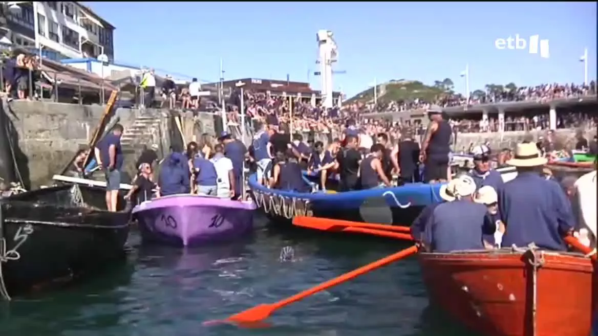 Lekeitio ha recuperado por todo lo alto su Día de Gansos tras dos ediciones en blanco por las restricciones anticovid. Este año, como novedad, todos los gansos que han subido y bajado sobre las aguas del puerto han sido artificiales.