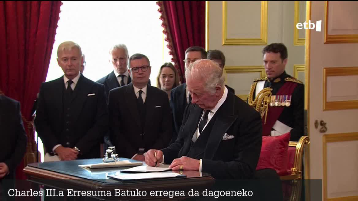 Errege berriari adi daude britaniarrak. Herritarren babesa izango ote du? Dirudienez, monarkiaren jarraipen lasaia irudikatzen du Charles III.ak.