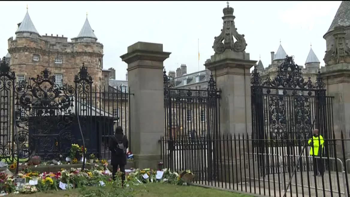 Astelehenean abiatuko da gorpua Balmoraleko gaztelutik, eta gau partean iritsiko da Edinburgora. 24 orduz egongo da hilkutxa Saint Giles katedralean