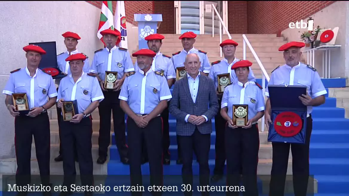 Gaur egun 460 ertzainek egiten dute lan horietan. Hasieratik daudenei omenaldia egin diete, baita lanean zirela hildako ertzainei ere, batez ere ETAren biktimei.