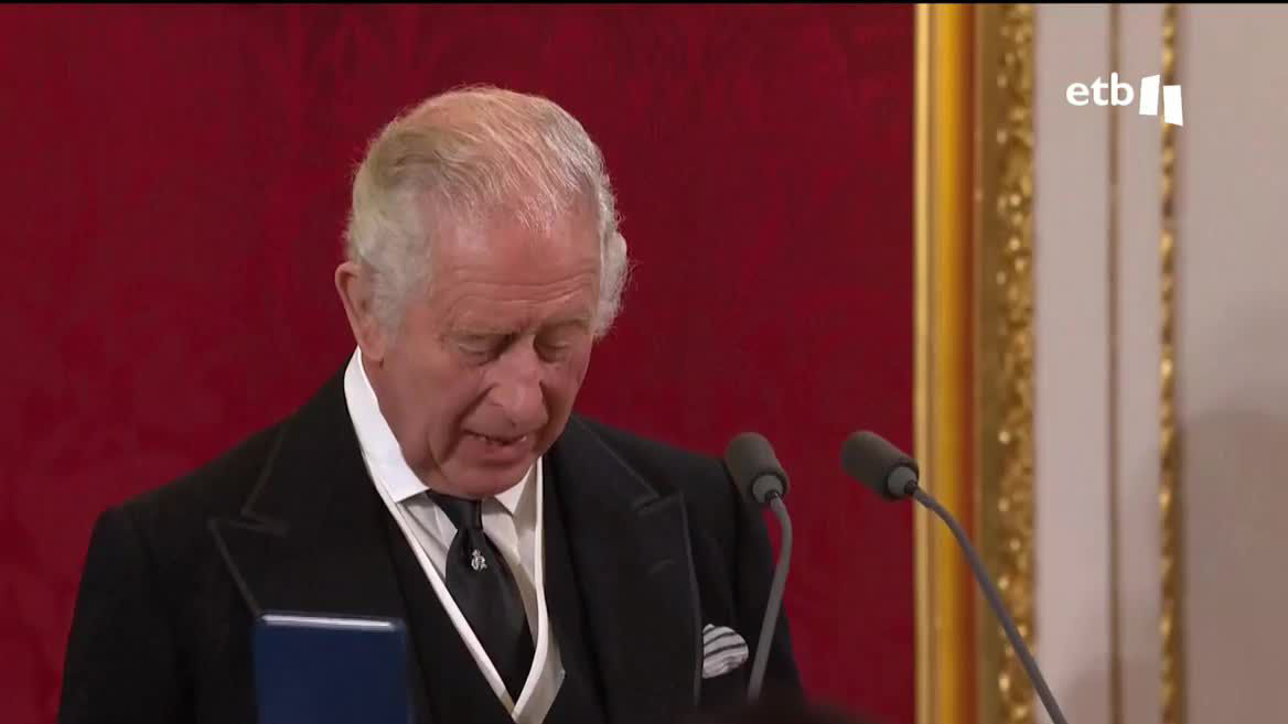 "Al asumir estas responsabilidades, me esforzaré por seguir el ejemplo inspirador que se me ha dado, al defender el gobierno constitucional", ha asegurado Charles III tras su designación.