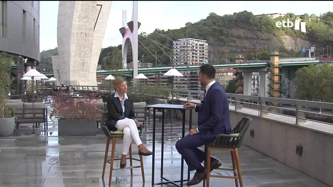 La vicepresidenta del Gobierno españo ha afirmado que en 2023 subirá el salario mínimo. Además, se ha dirigido a los grandes distribuidores, subrayando que, teniendo en cuenta sus beneficios, tienen la forma de ofrecer una cesta de la compra saludable a un precio asequible.