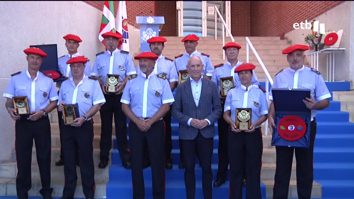 En la actualidad trabajan en ambas comisarías 460 ertzainas. Han rendido homenaje a los que están desde el principio y también a los ertzainas asesinados cuando estaban trabajando, especialmente a las víctimas de ETA.
