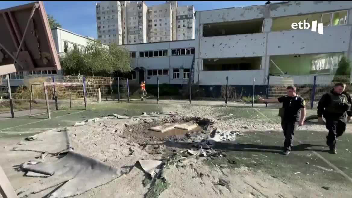 En la guerra de Ucrania Kiev dice que su Ejército ha quitado a los rusos el control de 30 localidades en el noreste, en Jarkov. Zelenski ha señalado que se han recuperado 1.000 kilómetros cuadrados que estaban en poder de Rusia. En esos lugares se están empezando a hacer exhumaciones.