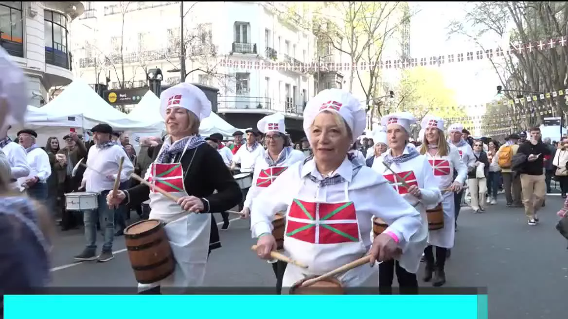 Gorriz, berdez eta zuriz jantzita, "Buenos Airesek EH ospagai" egunaz gozatu dute milaka lagunek. Euskal musika, dantza eta gastronomia hizpide izan dituzte egun berezi honetan.