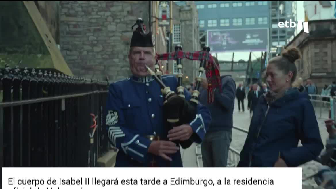 Familiares de la monarca británica han acompañado sus restos mortales durante el cortejo fúnebre, en medio de un amplio dispositivo de seguridad.