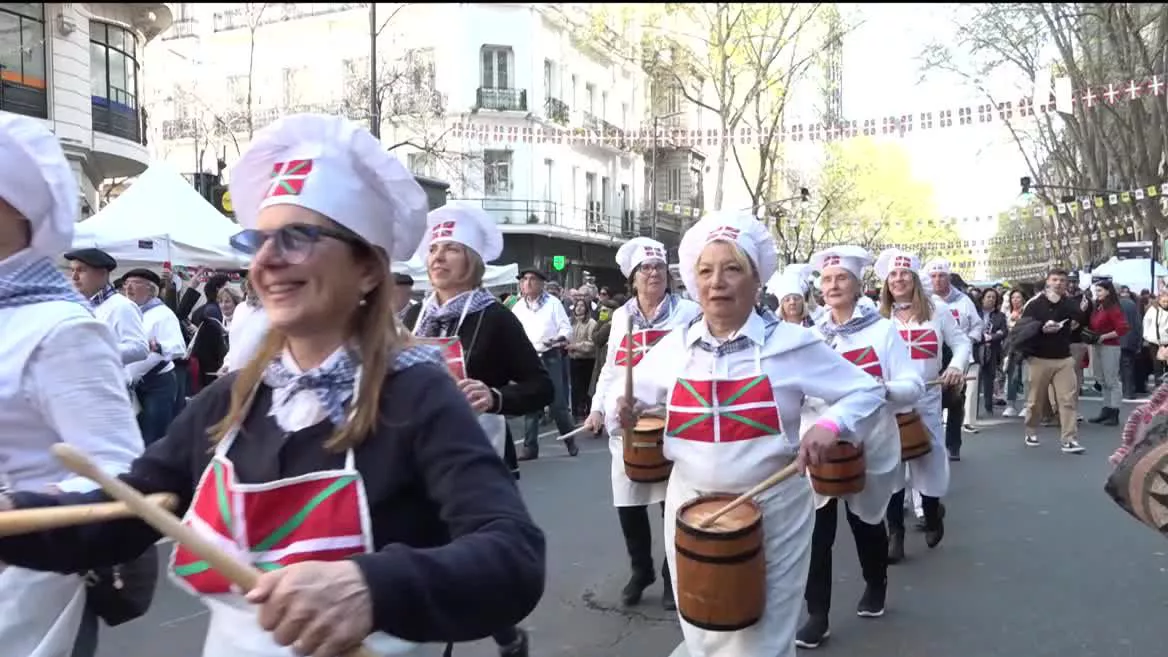 Miles de personas han disfrutado del "Buenos Airesek EH ospagai", donde la música vasca, la danza y la gastronomía han sido protagonistas en esta jornada tan especial.